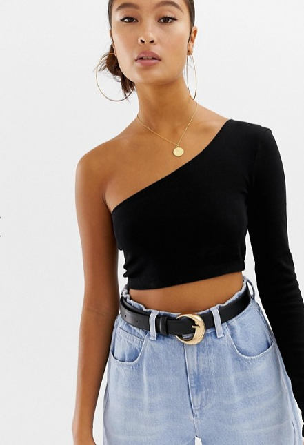 Top corto de canalé con escote asimétrico de Asos.