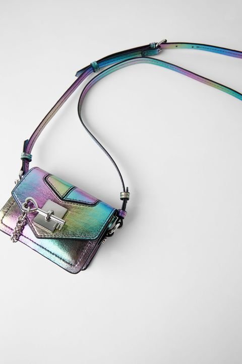 Mini bandolera iridiscente de Zara.