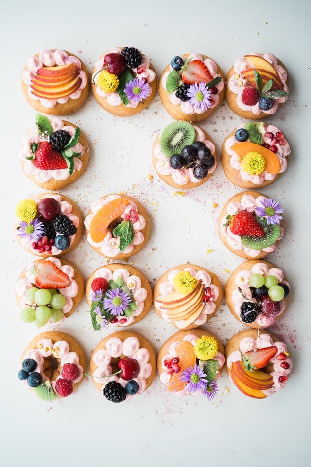 cocinando ricos platos con flores