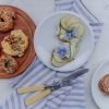 cocinando ricos platos con flores