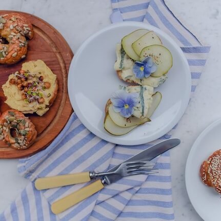 cocinando ricos platos con flores
