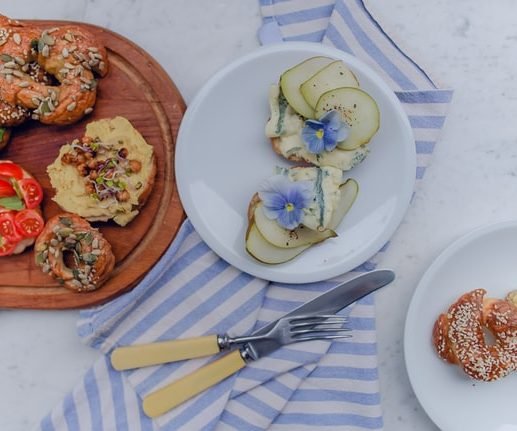 cocinando ricos platos con flores