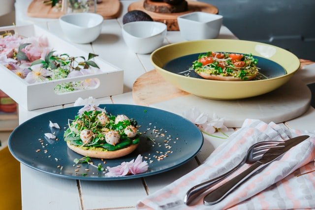cocinando ricos platos con flores