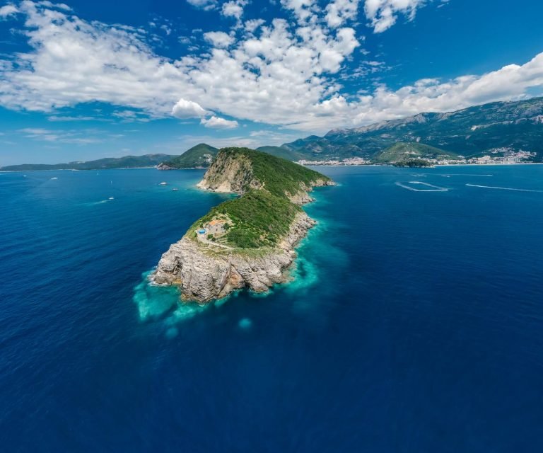 Isla montañosa en Oceanía