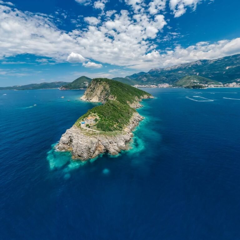 Isla montañosa en Oceanía