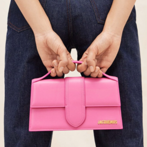 Invasión de carteras gigantes por las calles de París por la nueva campaña de Jacquemus