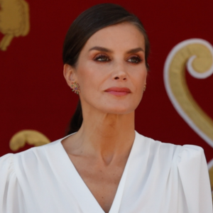 La reina Letizia causa furor con su atuendo en el Día de las Fuerzas Armadas