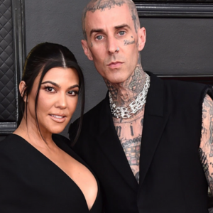 Kourtney Kardashian anuncia que está embarazada de Travis ¡con una pancarta!