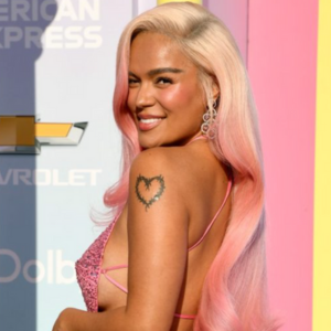 Karol G pone a Barbie a 'perrear': Todo sobre su espectacular look para la premier de la película