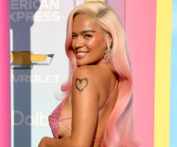 Karol G pone a Barbie a 'perrear': Todo sobre su espectacular look para la premier de la película