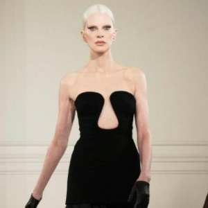 Los looks de infarto del desfile de Valentino en París que tienes que ver
