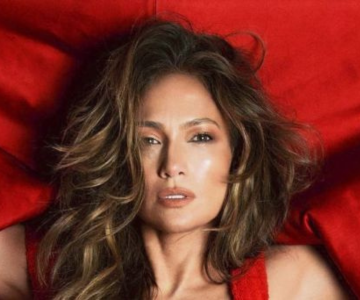 Jennifer Lopez celebra su 54 cumpleaños más radiante que nunca