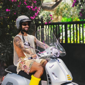 Maluma tiene las crocs que tu también vas a querer