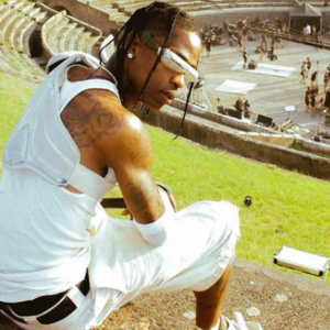 Travis Scott se convierte en Casteller por unos instantes en su nuevo videoclip