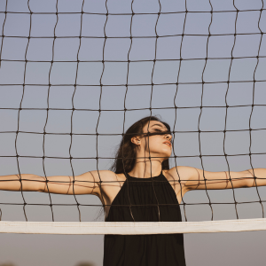 En verano, no renuncies al color negro en tus outfits