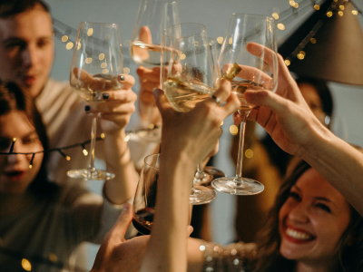 Los tips 'salvavidas' de invitada en una boda que debes conocer