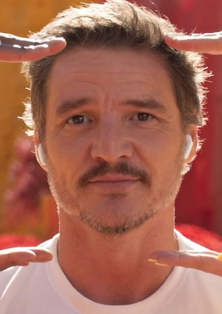 Pedro Pascal en el anuncio de los nuevos AirPods 4 de Apple